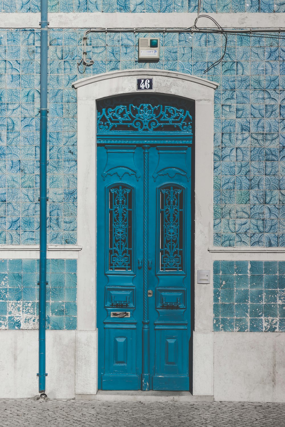 puerta de madera azul cerrada con 46 signos