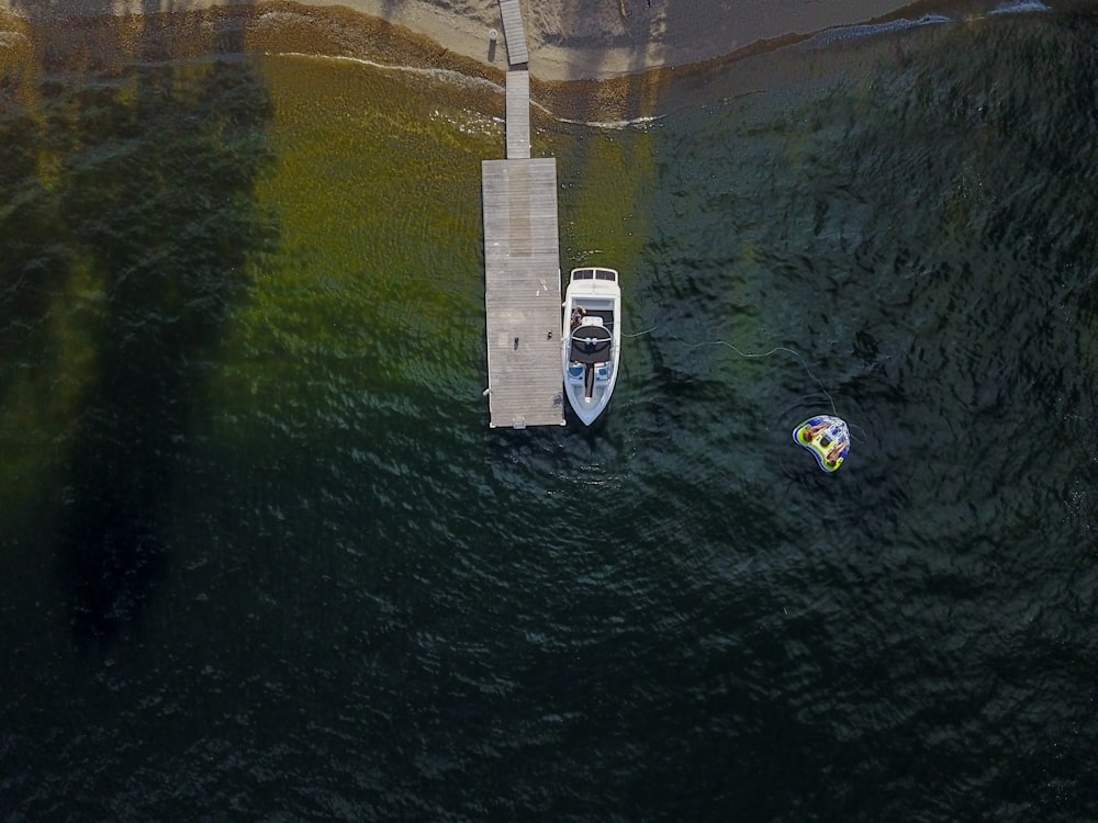 Luftaufnahme des Motorbootes neben dem Dock