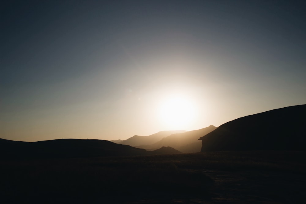 Silhouette des Berges bei Sonnenaufgang