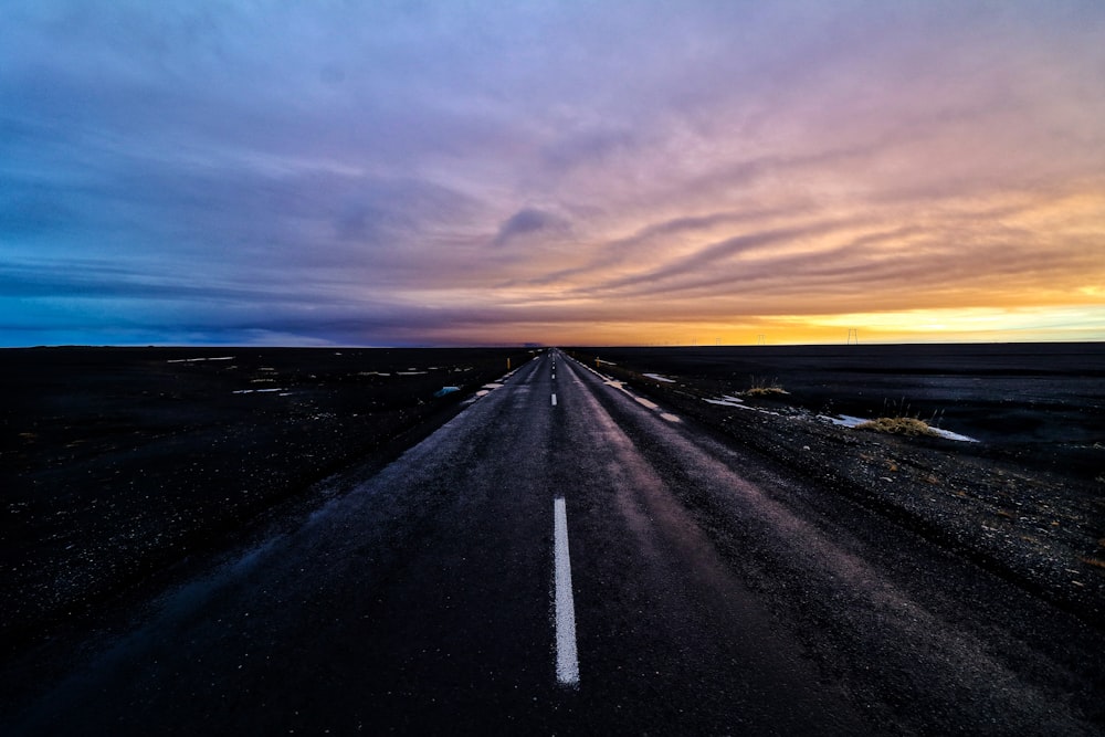 Fotografía de paisaje de la carretera durante la hora dorada