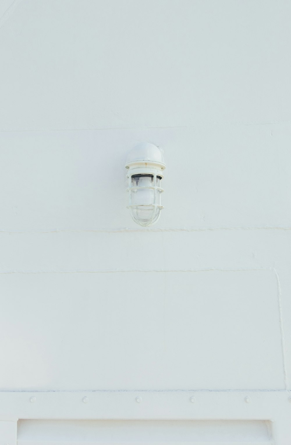 lampada bianca montata a parete