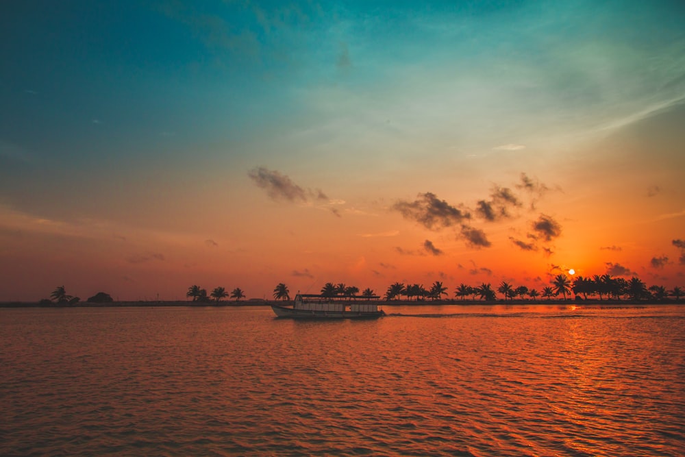 acqua grigia dell'oceano sotto il tramonto