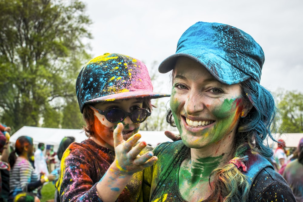 mujer que lleva a un niño en la carrera de color