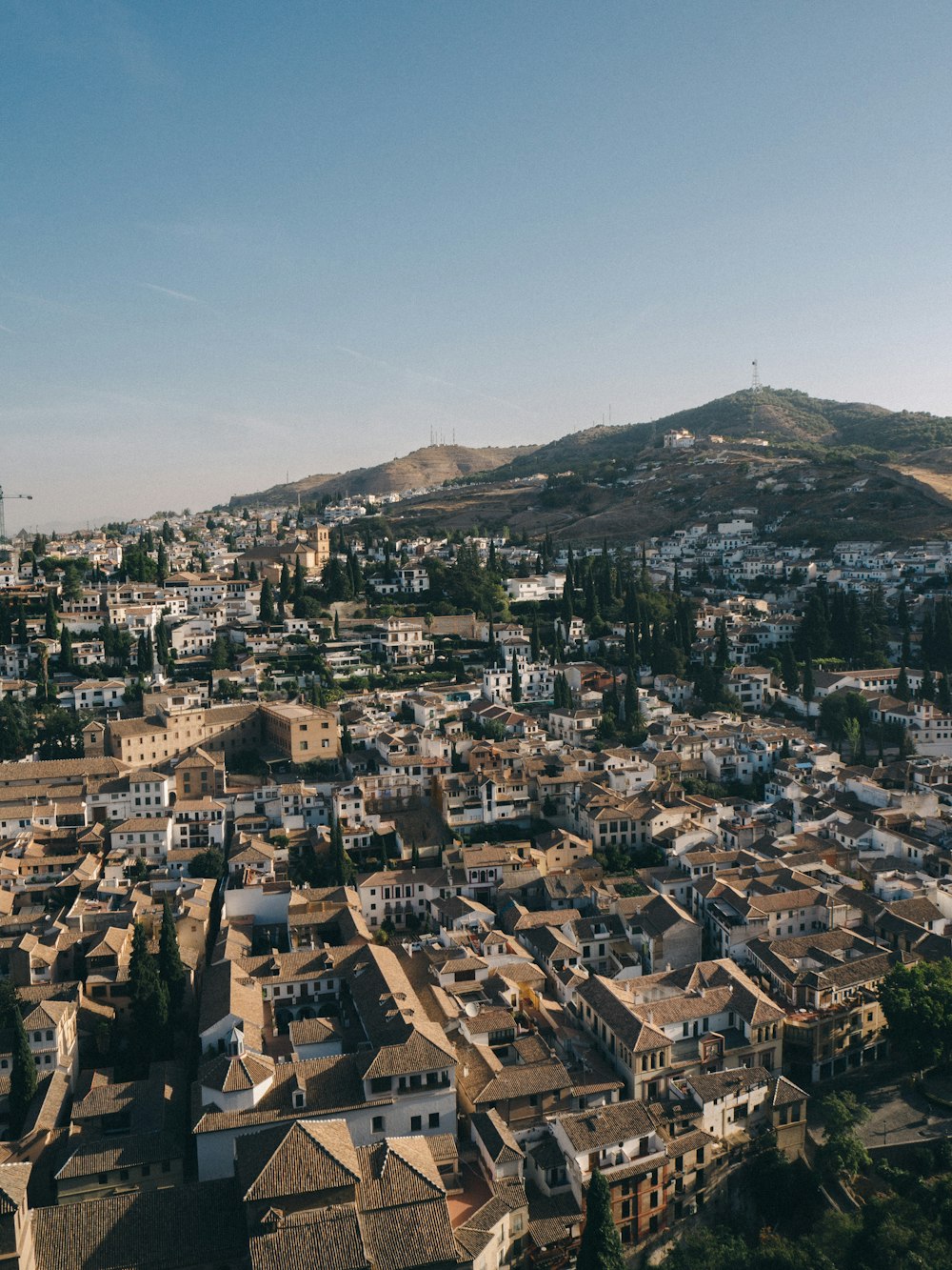 fotografia aerea della città con edifici con tetto marrone