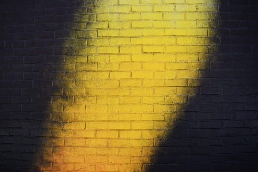 muro di mattoni gialli