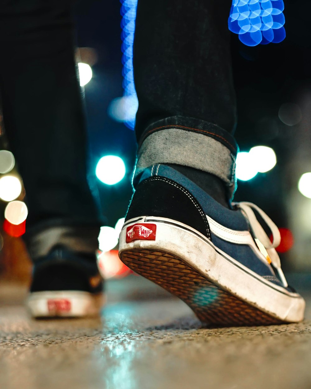 uomo che cammina sulla strada durante la notte