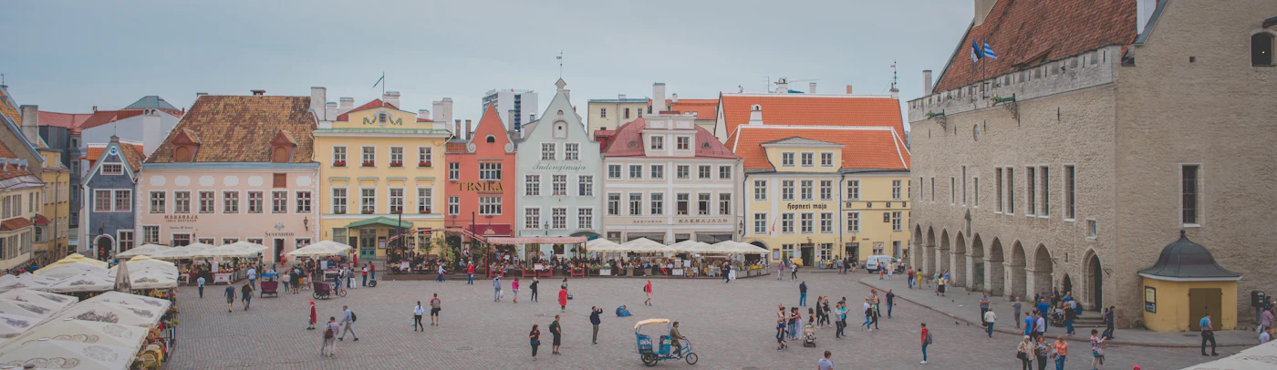 Die mittelalterliche Altstadt von Tallinn mit Rathausplatz und Kirchtürmen