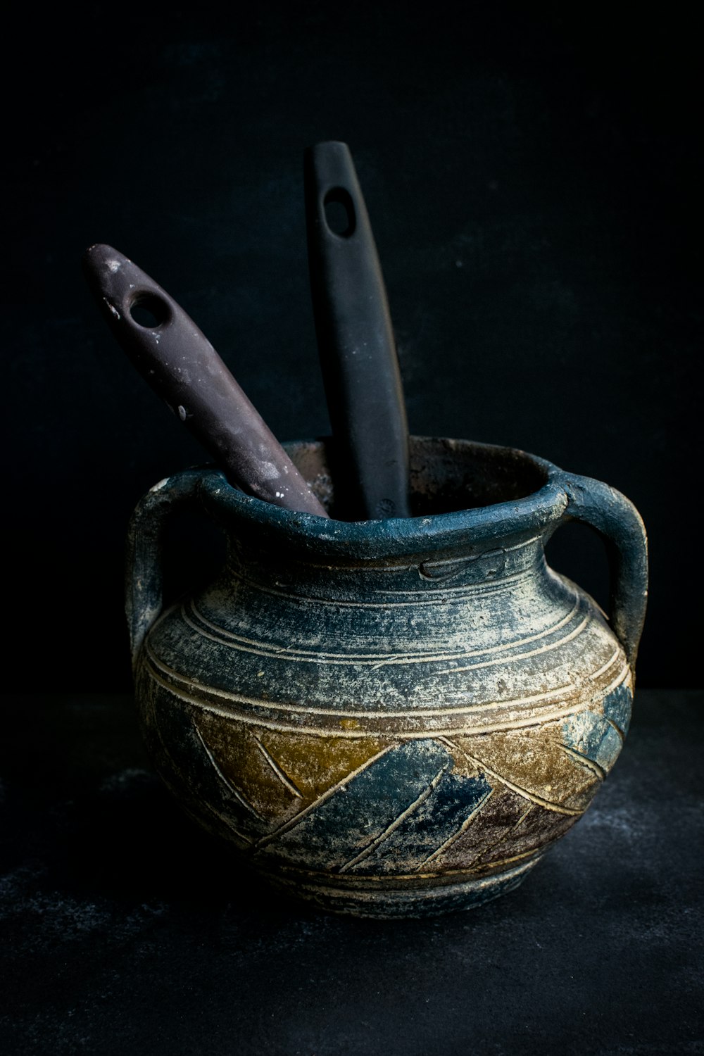 黒と茶色の陶器の花瓶