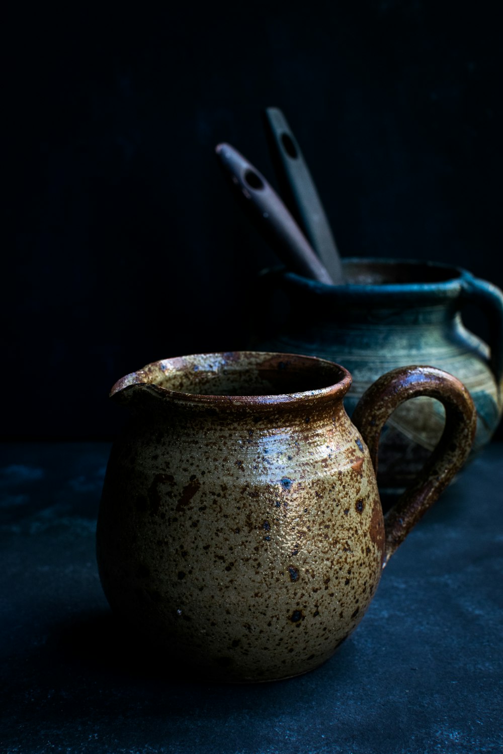 Foto mit flachem Fokus eines braunen Keramikkruges