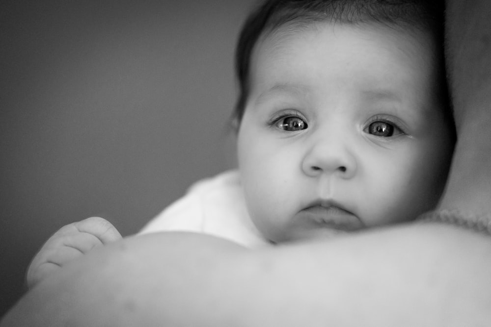 Photographie de portrait en niveaux de gris de bébé