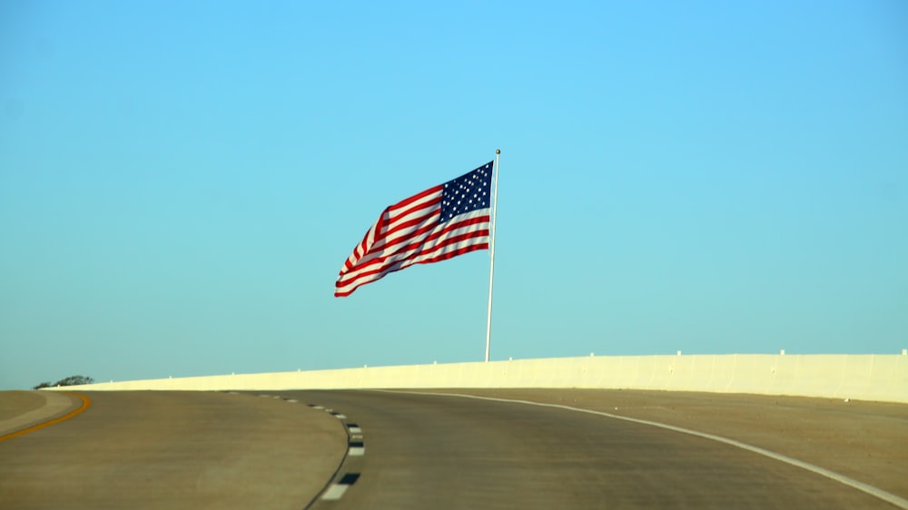 昼間の道路脇の米国国旗