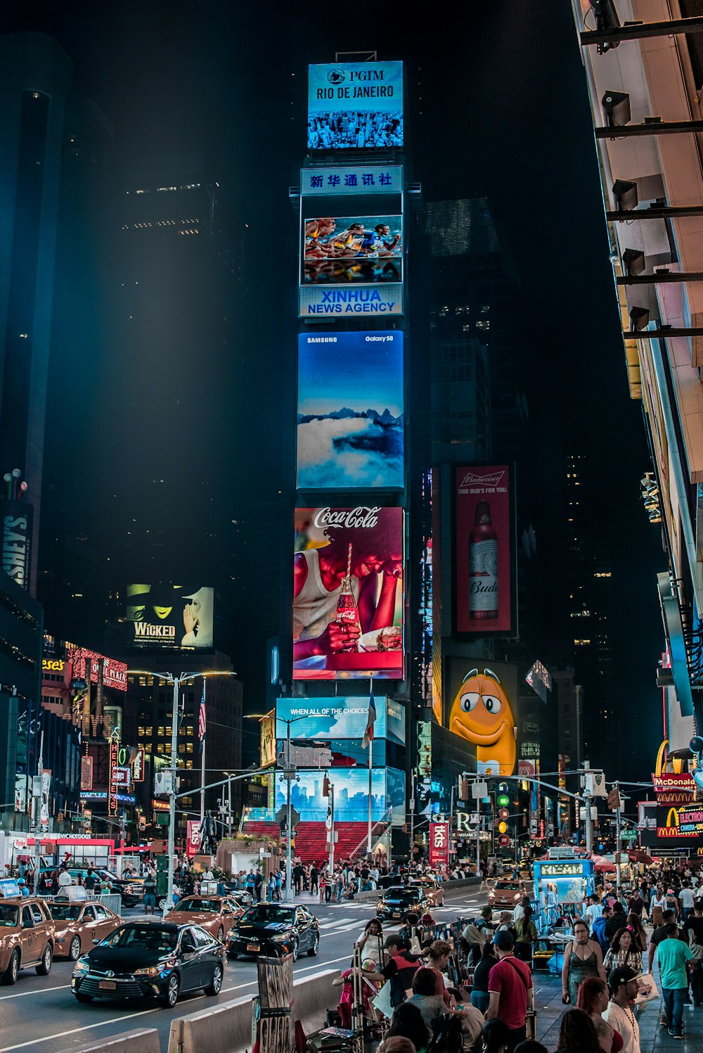 Menschen am Time Square, New York City bei Nacht