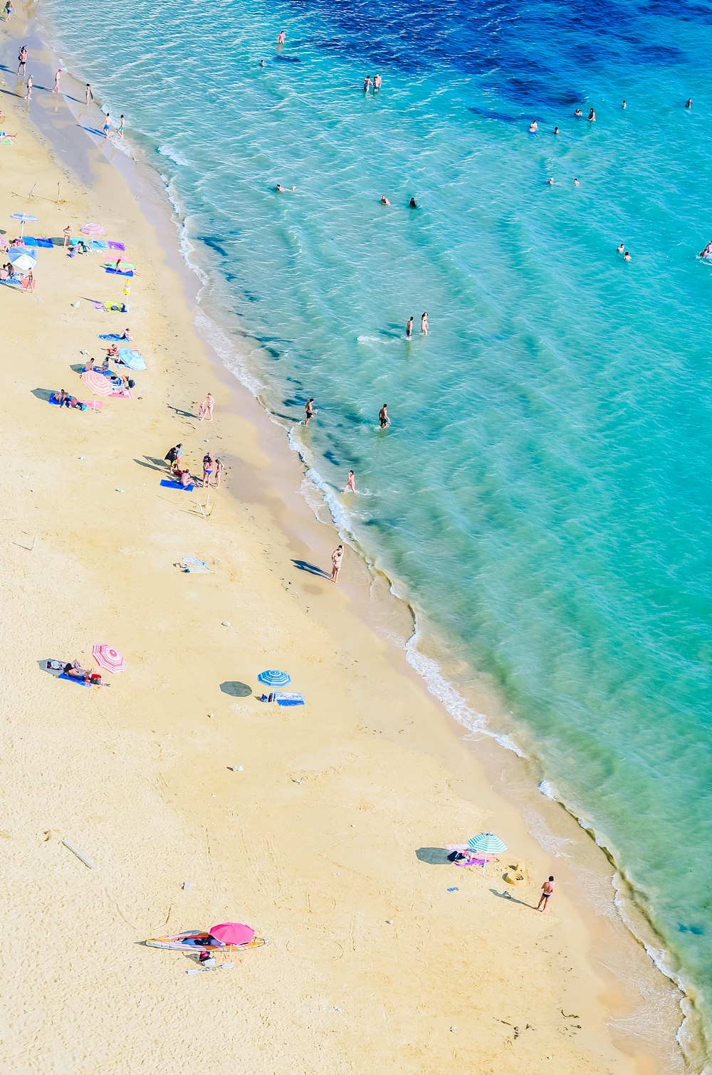 fotografia aerea di persone sulla spiaggia