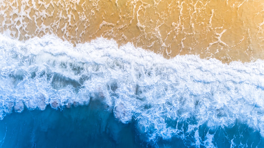 Vista a volo d'uccello della riva del mare