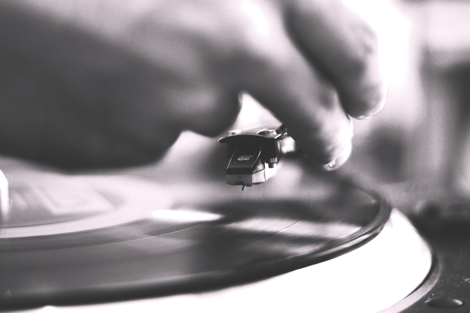 Canon EOS 500D (EOS Rebel T1i / EOS Kiss X3) + Canon EF 50mm f/1.8 sample photo. Person playing vinyl record photography