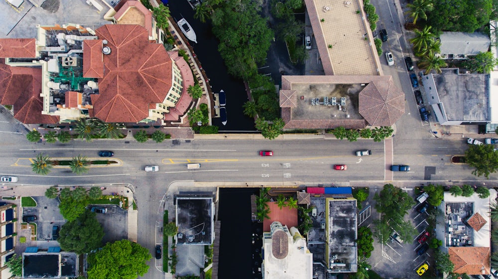 コンクリートの建物付近の道路を走行する車両の航空写真