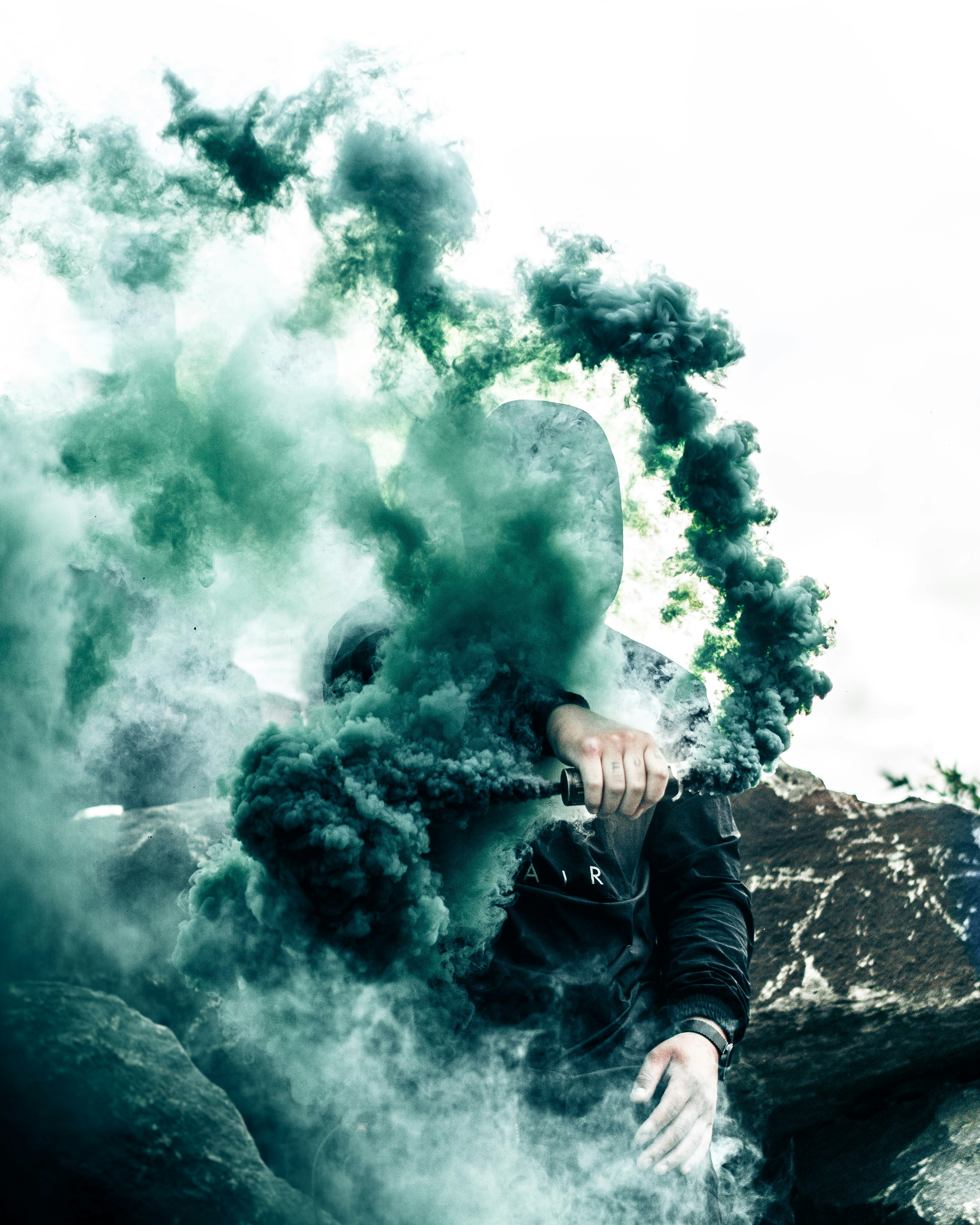 Human faces speak to us in a way that language cannot. Everyone recognize a smile, a frown, tears. Unsplash has the finest selection of people images on the web: high-def and curated for quality. Family, friends, men, women, Unsplash has photos for all.