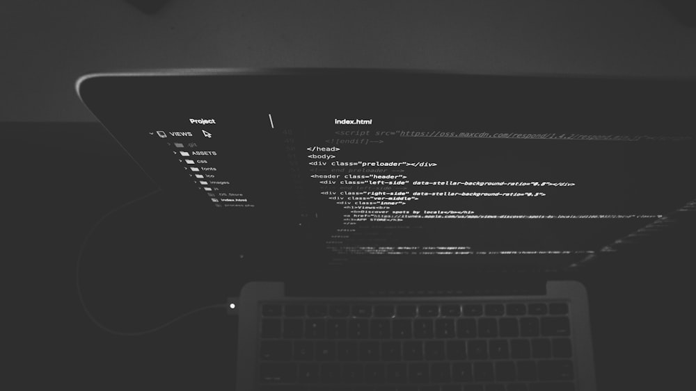 Schwarzer und grauer Laptop mit Codes