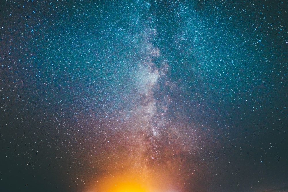 céu estrelado azul, amarelo e roxo durante a noite