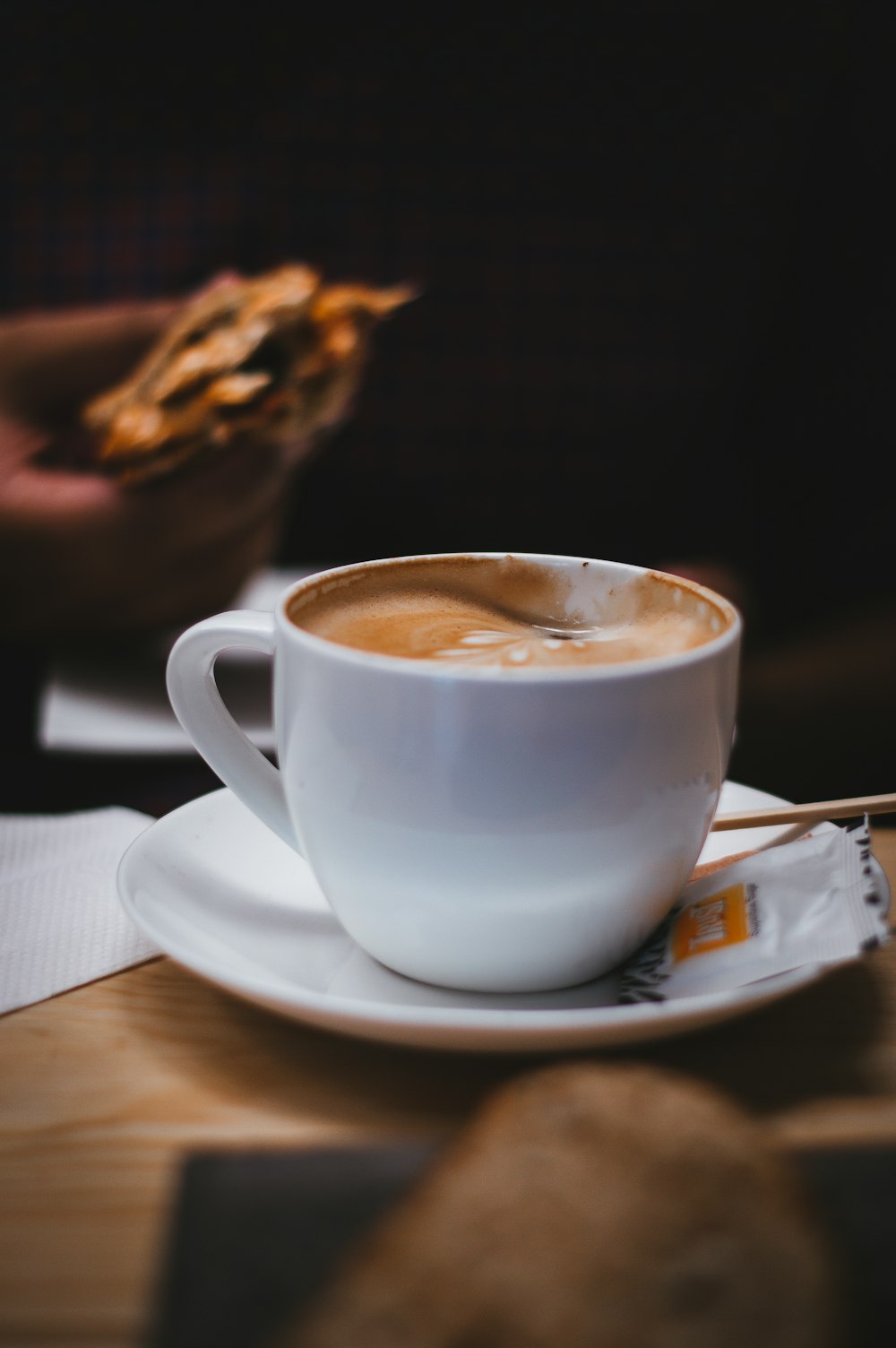 weißer Keramikbecher auf Untertasse