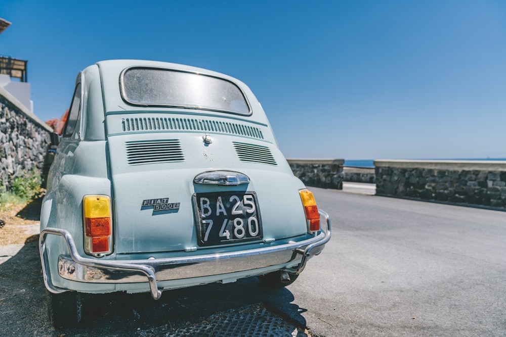 Volkswagen Coccinelle grise sur route en béton gris