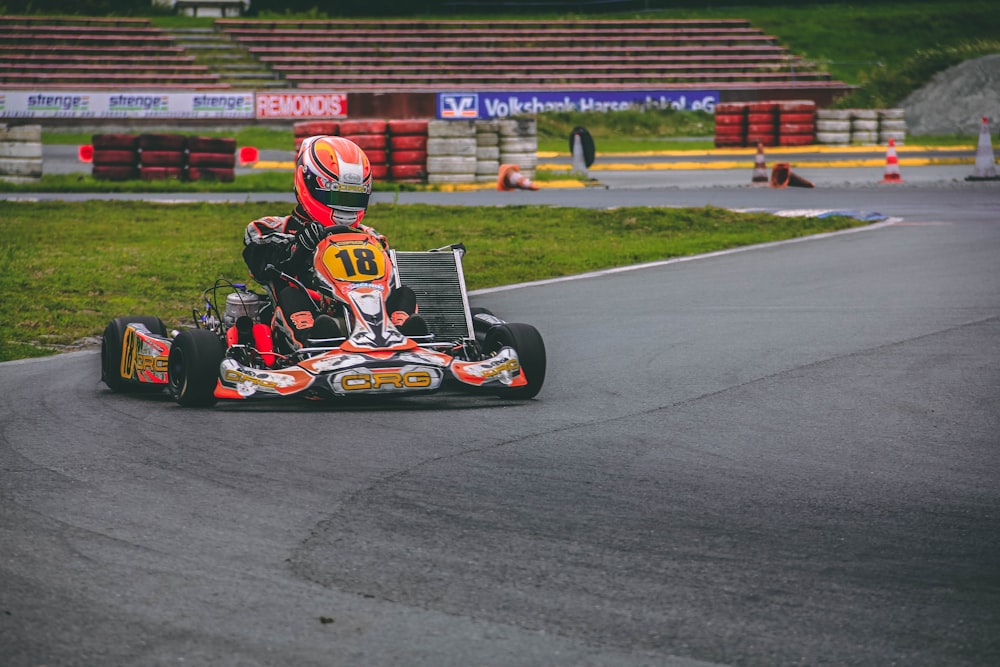 Rotes und schwarzes Gokart