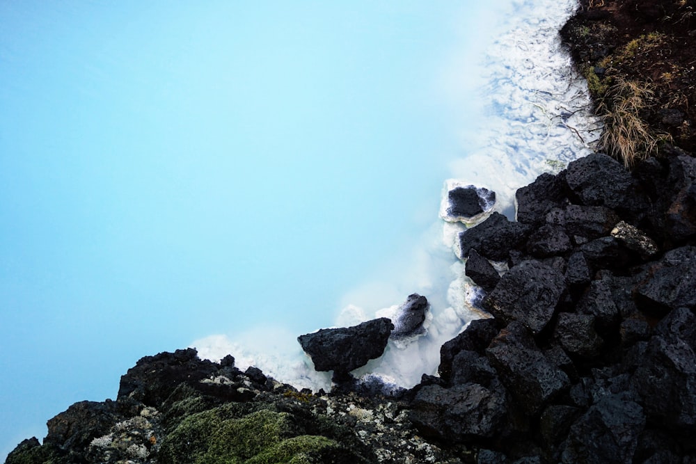 Formations rocheuses au bord d’un plan d’eau