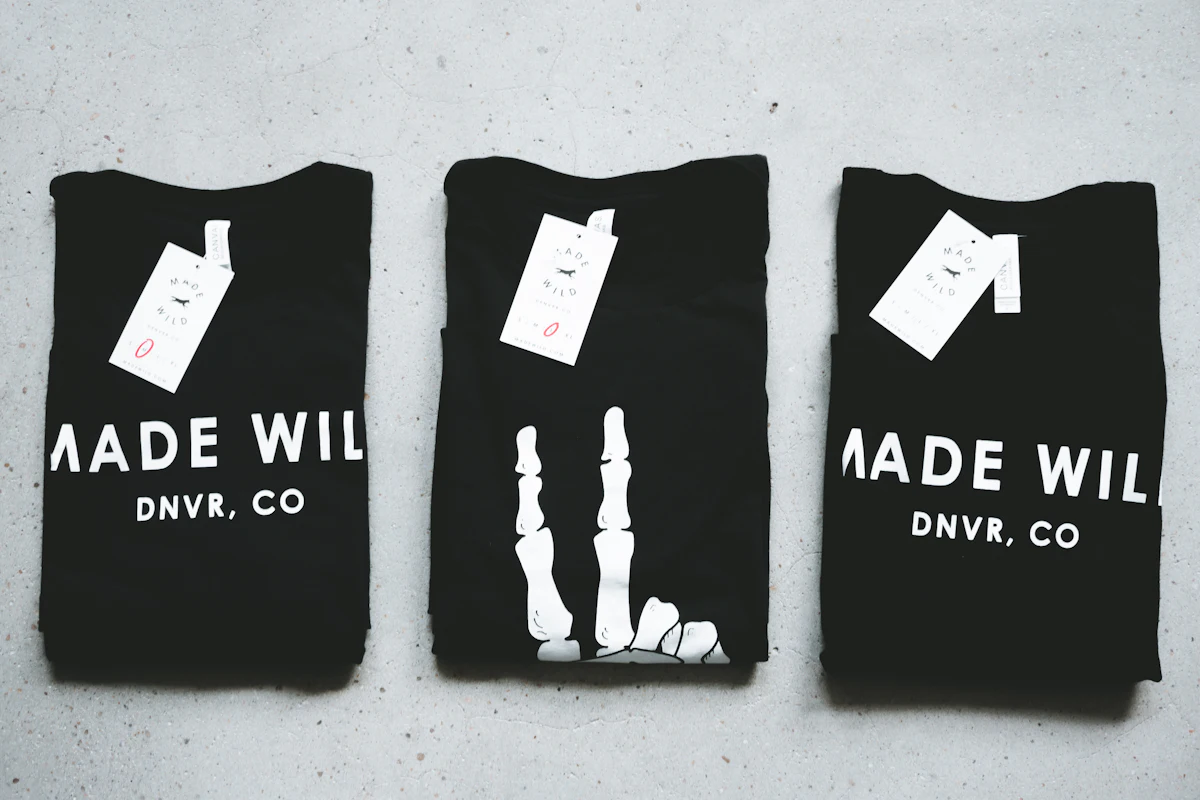 Kaos-kaos hitam dipisahkan di atas permukaan meja