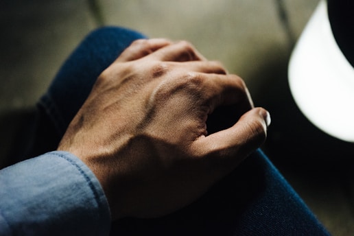 hand with veins holding knee
