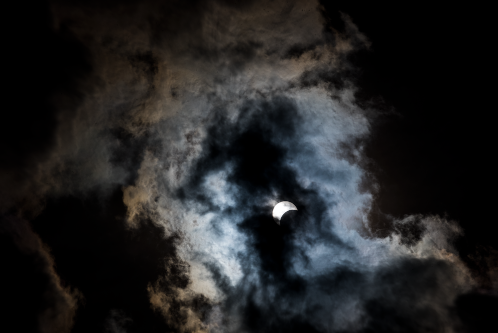 Photographie en accéléré des nuages et de la lune