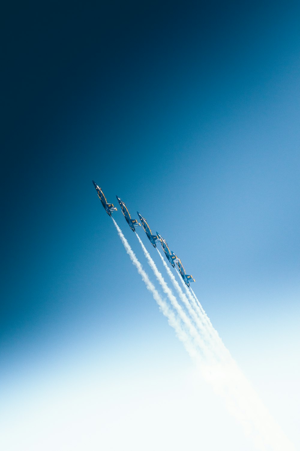 cinq jets volant dans le ciel