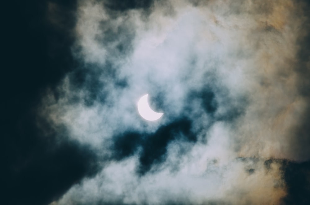 nubes blancas durante la noche