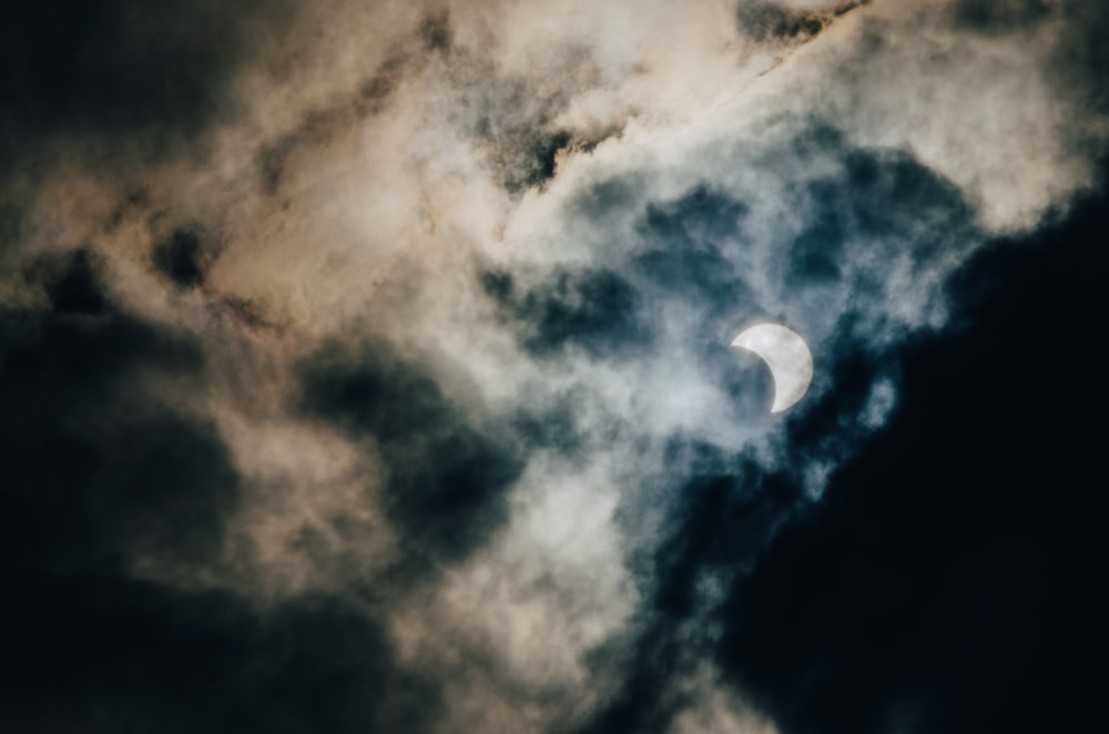 falce di luna coperta di nuvole di notte