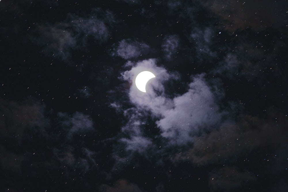 雲に隠れる満月