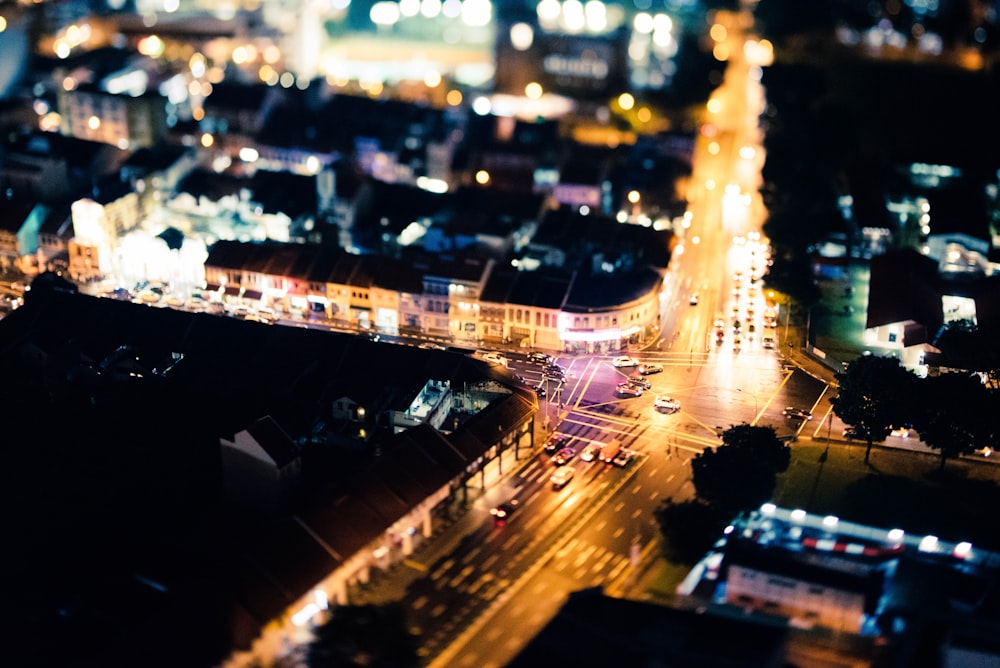 Fotografia aerea degli edifici della città di notte