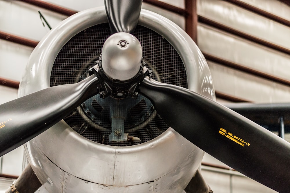 close up photography of plane's propeller