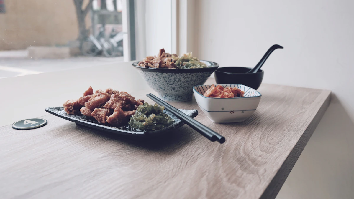 Chảo cơm chiên kimchi nóng hổi với kimchi và hành lá