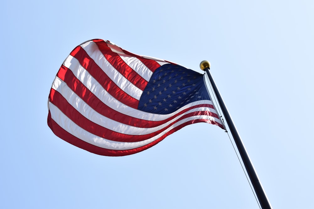 bandera de América ondeando en el mástil