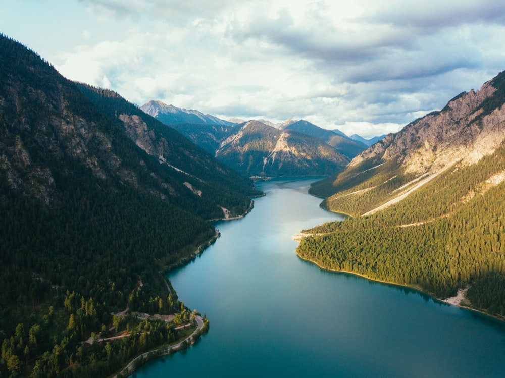 Specchio d'acqua tra gli altopiani