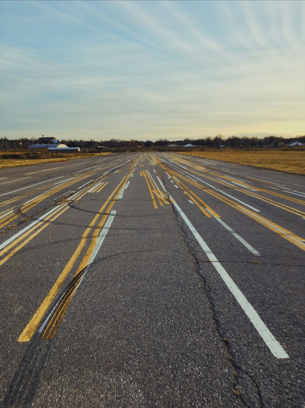 空っぽのコンクリート道路