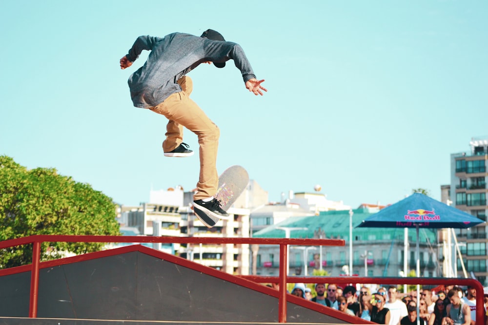 homem fazendo truques de skate