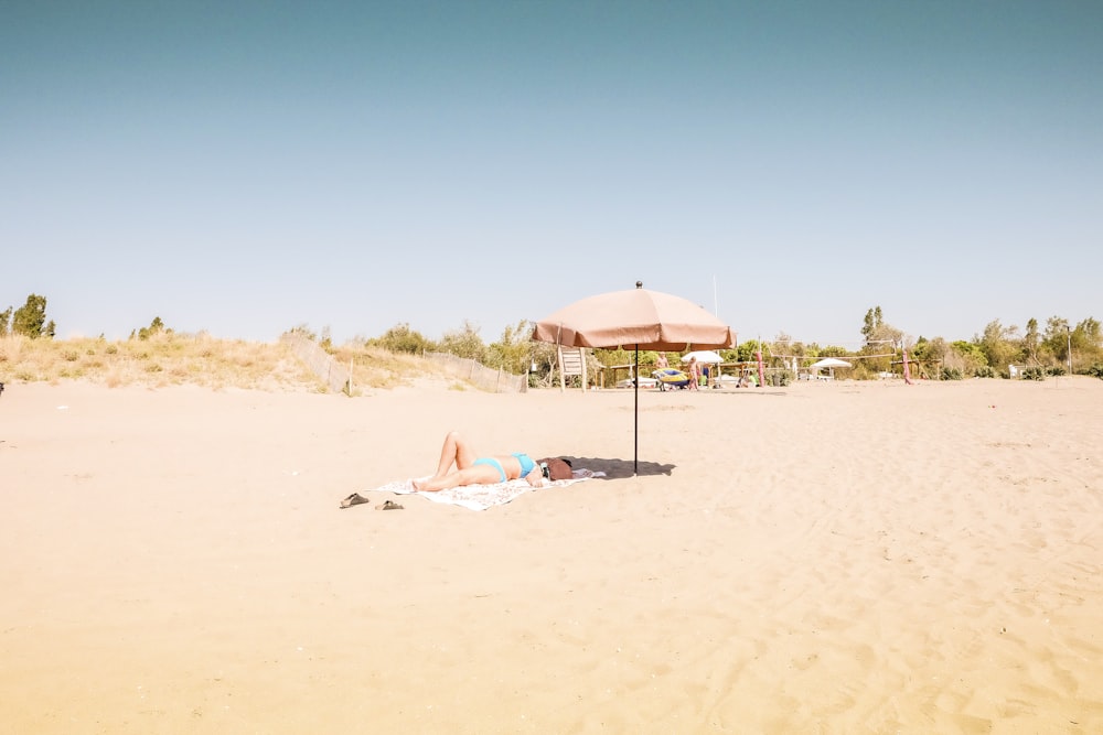 woman sun bathing under day time