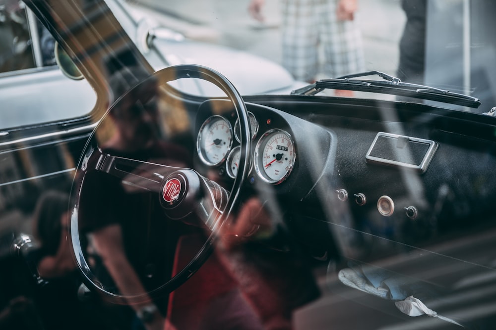 black vehicle steering wheel