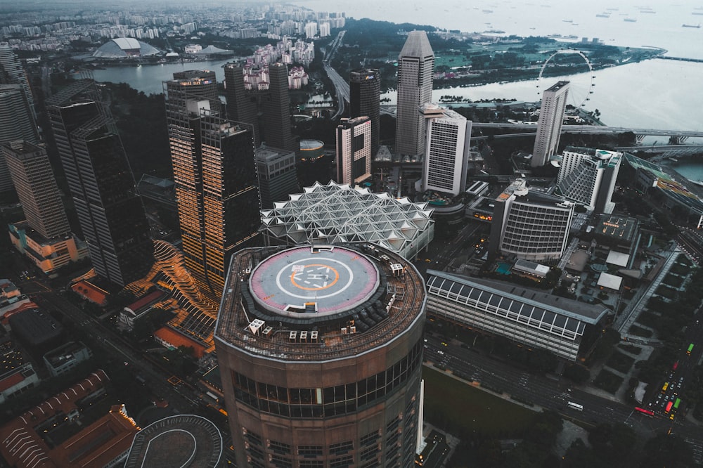 Luftbild von städtischen Gebäuden bei Tag