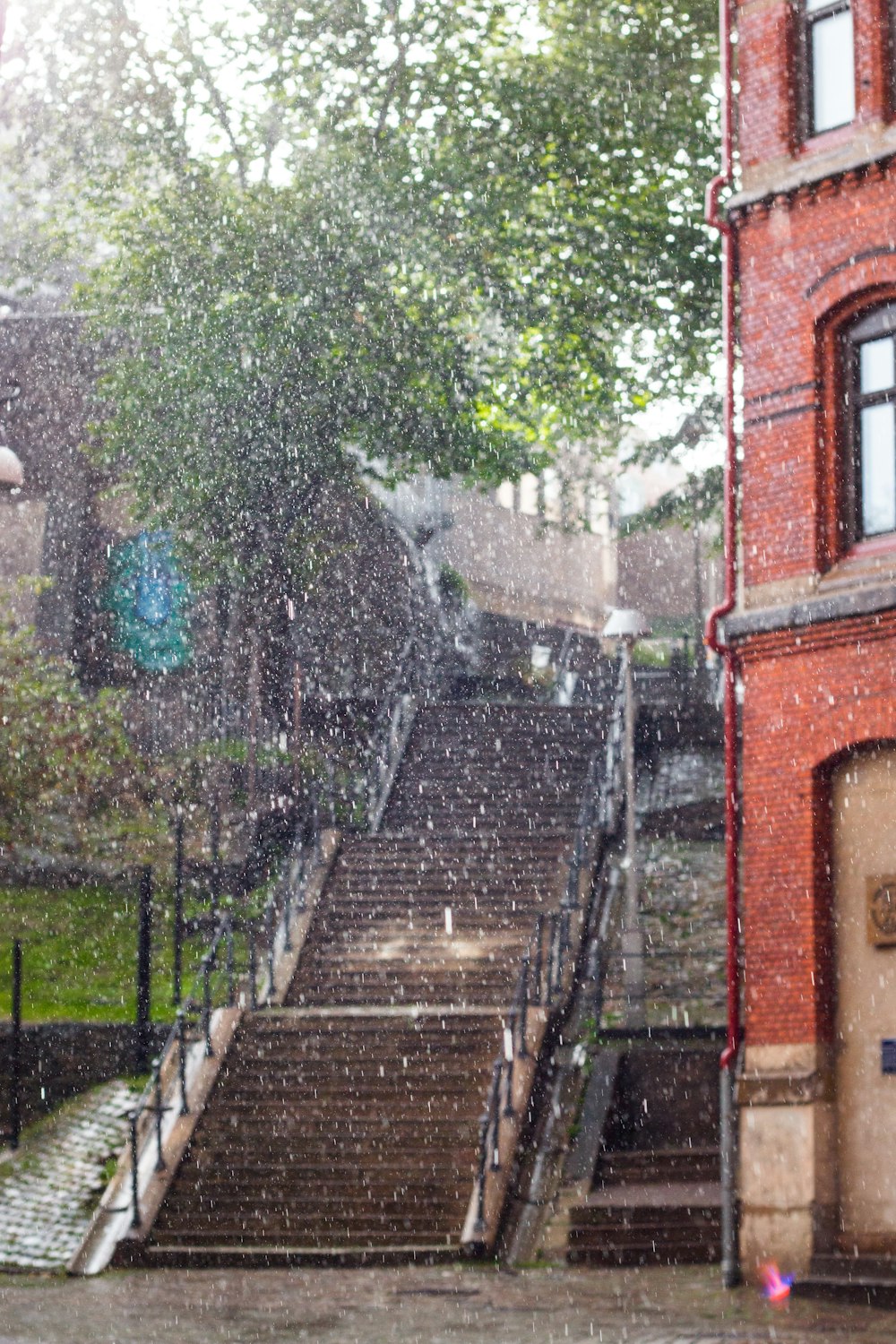 Lluvia en edificios y escaleras