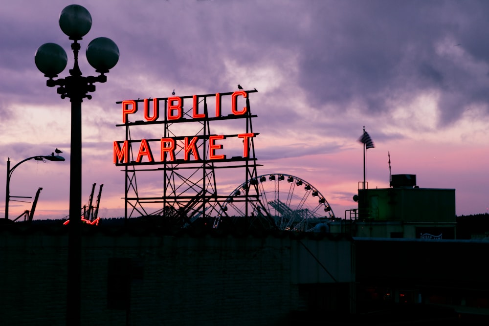 Señalización luminosa del Mercado Público durante la noche