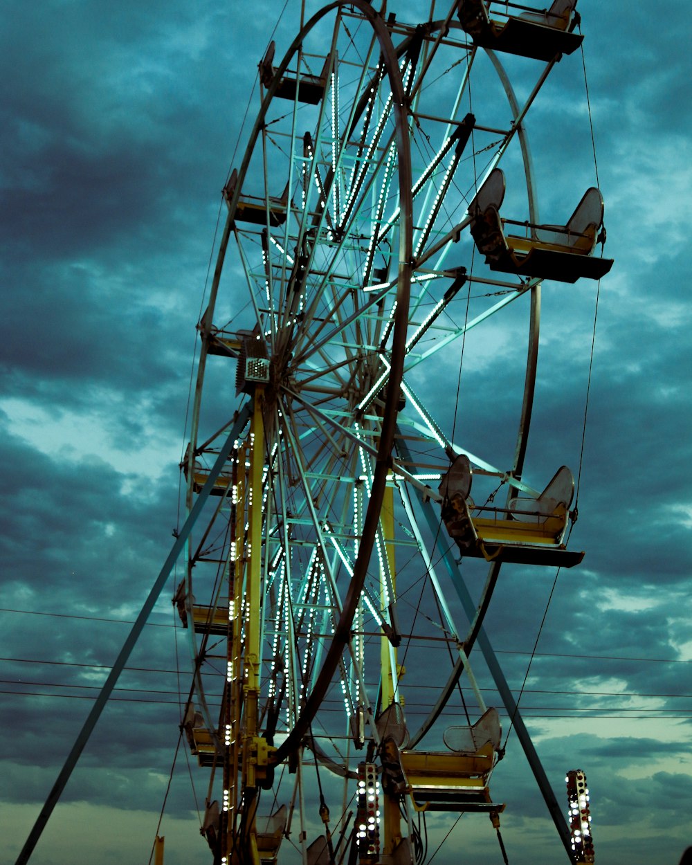 Fotografía de primer plano de la rueda de la fortuna bajo el cielo nublado