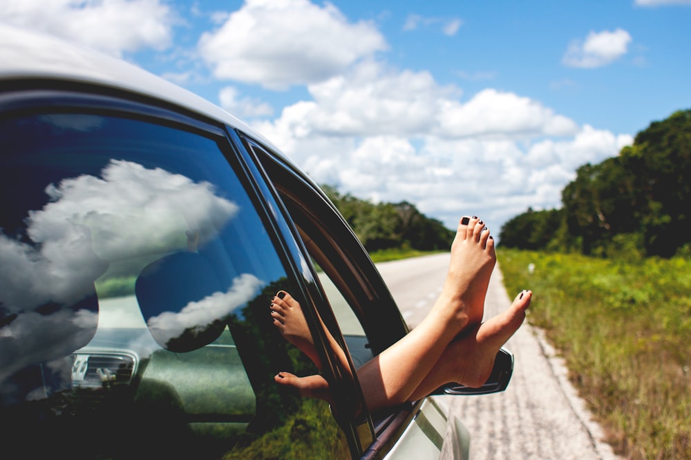 personne conduisant une voiture