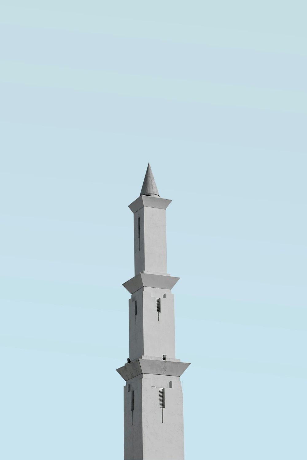 Torre de hormigón gris