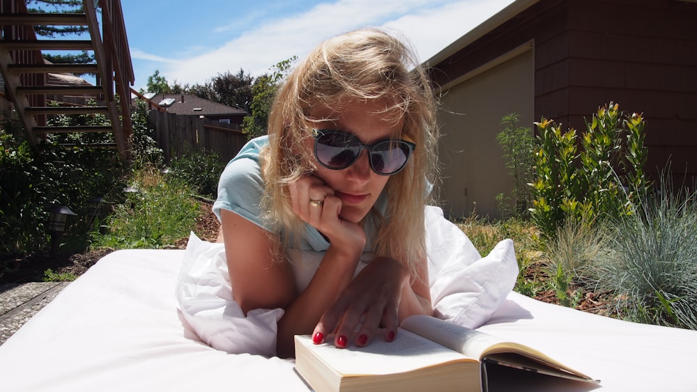 Mujer leyendo libro